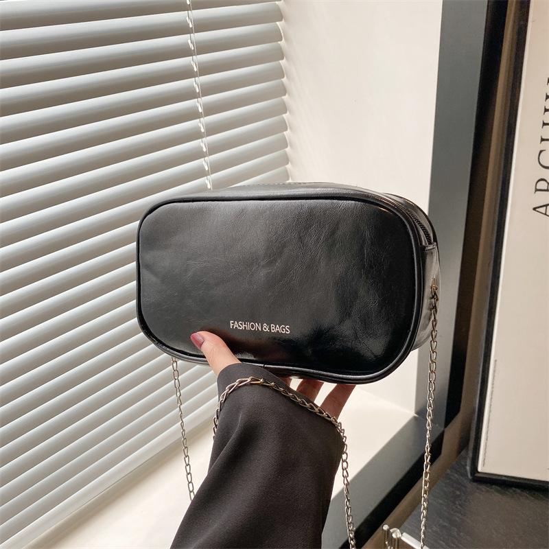 

Однотонная повседневная маленькая квадратная сумка, летняя популярная новая модная простая трендовая сумка-мессенджер на плечо с цепочкой чёрный