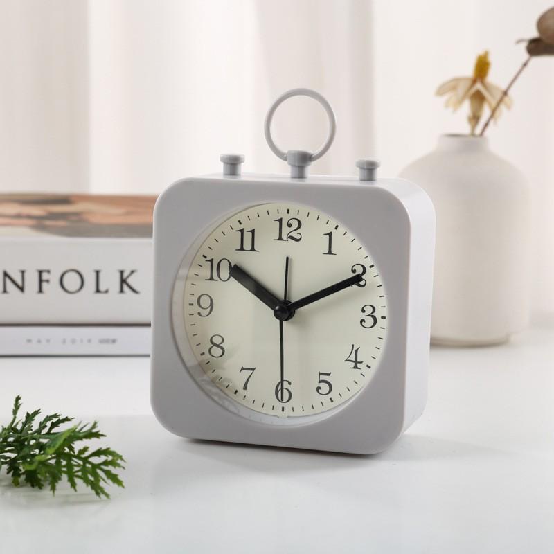 

Простой мультяшный маленький будильник квадратный с подъемным кольцом милой формы
