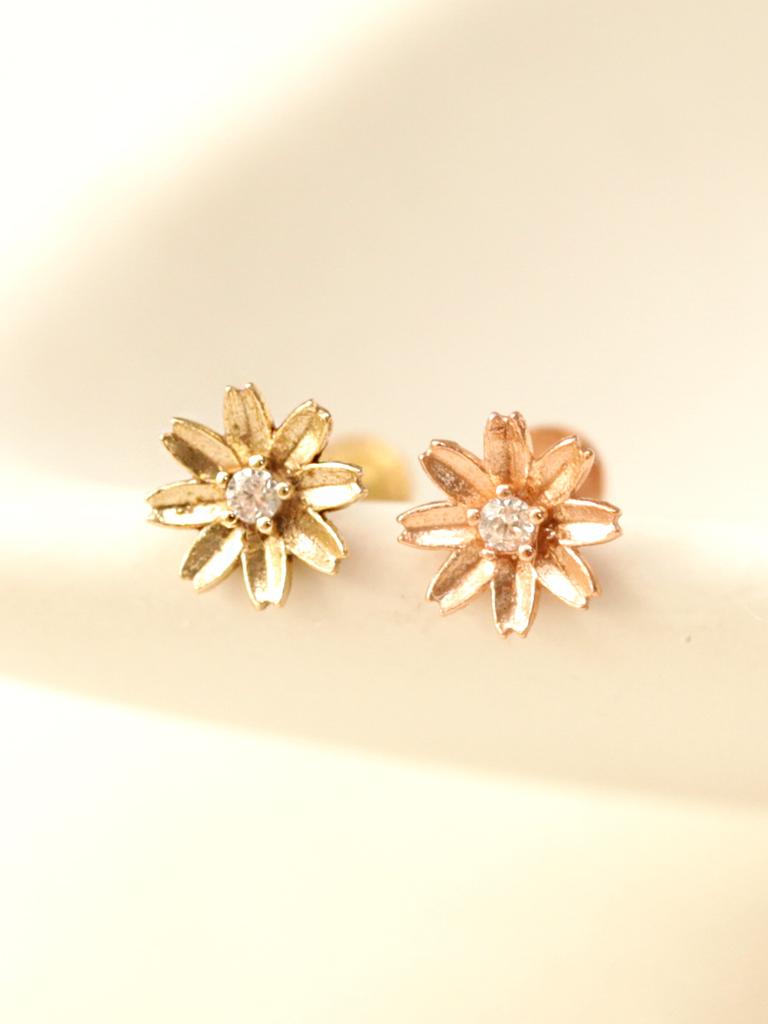 Minimalpiercing 14K Internal Carved Cubic Flower Labret Piercing