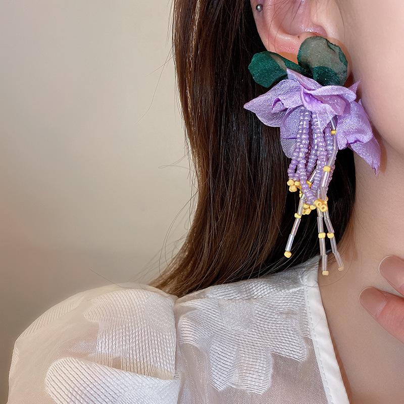 Fioletowe Kolczyki Sztyfty z Kwiatem w Kształcie Serca: Modny, Wysokiej klasy i Świeży na Lato.