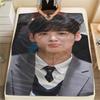 1 Stück Cha Eun-woo Druck Flanelldecke, Hohe Qualität für alle Jahreszeiten, Heimdekoration, Wärme und Komfort, Perfekt für Weihnachtsgeschenke