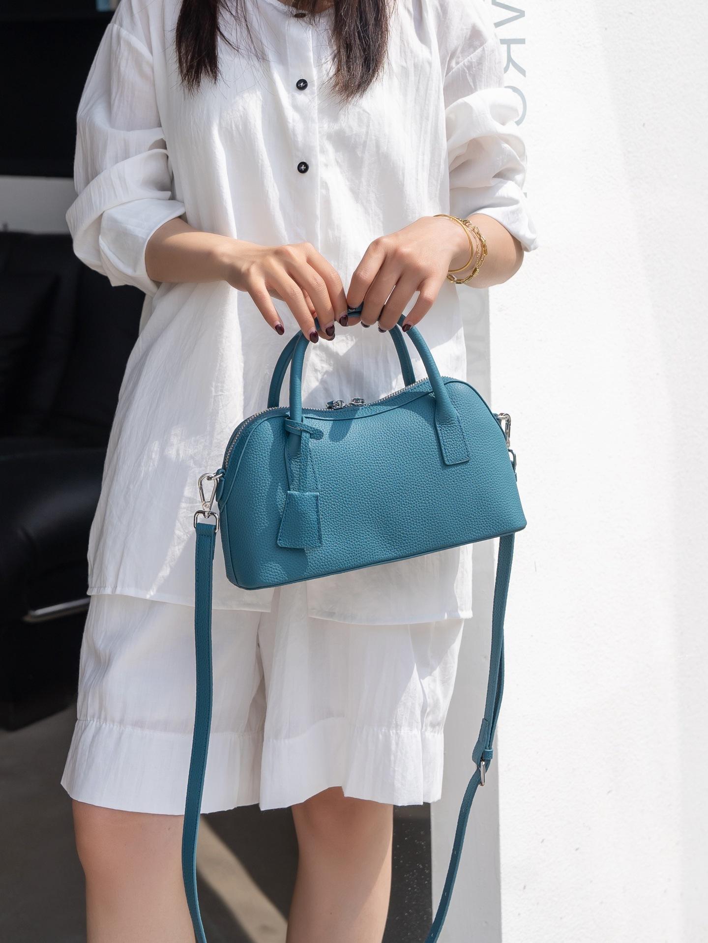 

2025 Новый Стиль Воловья Кожа Простой Модный Маленький Рюкзак Дизайн Натуральная Кожа Подмышечная Ручная Сумка Мессенджер Сумка Paul Smith 27x9x16cm синий