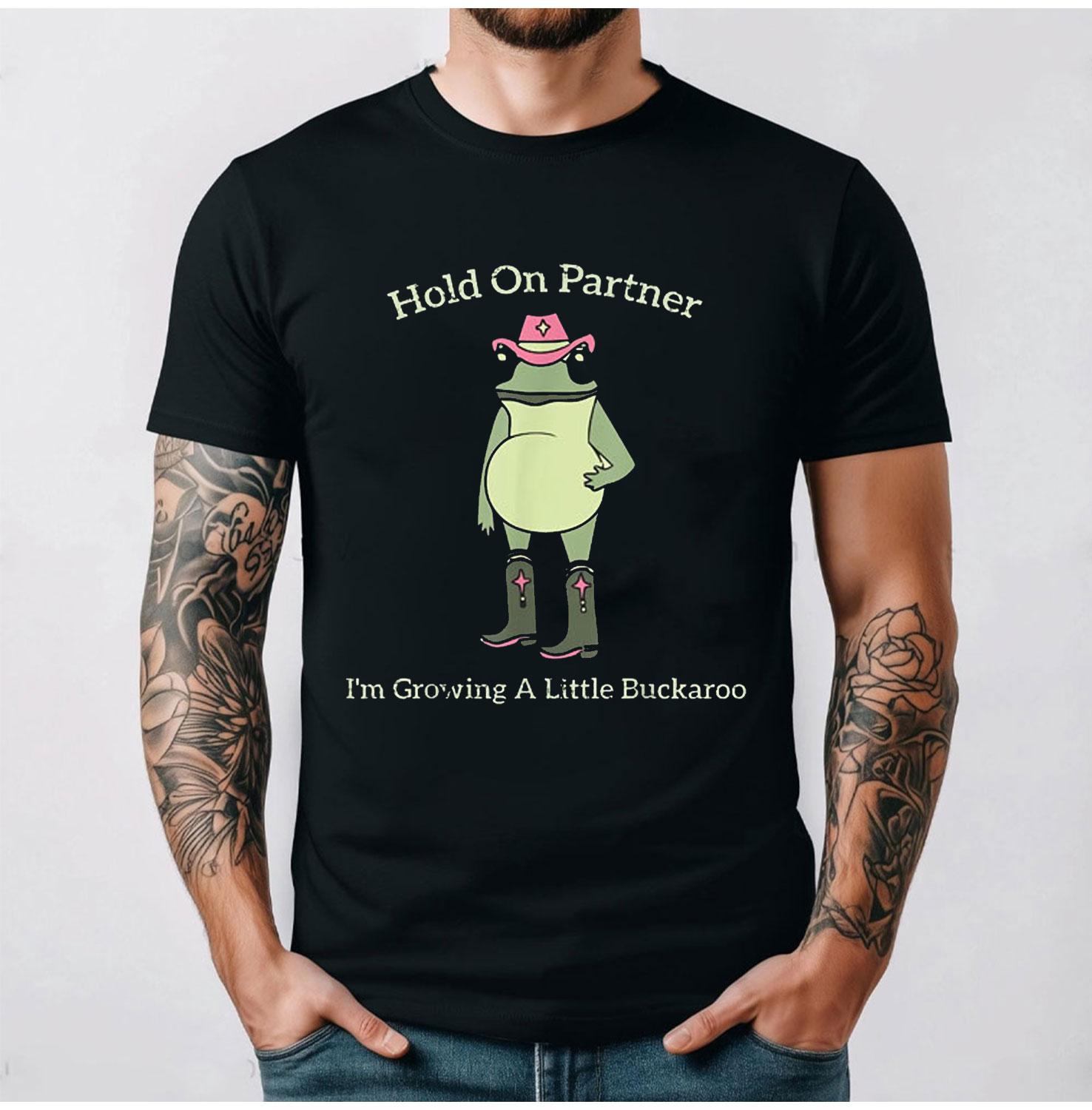 Hold on Partner I m Growing A Little Buckaroo Funny Frog Meme Quote Cotton Mens T-Shirt Regular Short Sleeve Fashion Streetwear S разноцветный