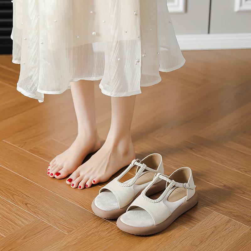 Auf Lager! Temperamentvolle Sommer-Web-Sandalen für Damen sind nicht ermüdend, haben weiche Sohlen und flache Sohlen, römische Schuhe und Strandschuhe werden draußen getragen.