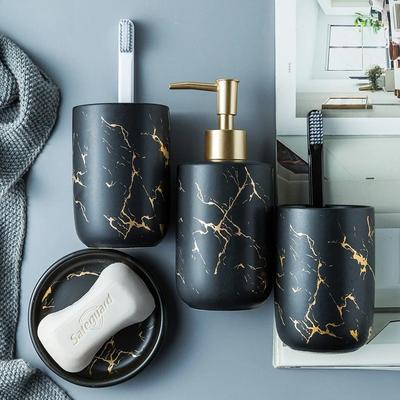 Nordisches Badezimmer-Accessoire-Set aus mattgoldener Keramik: Seifenspender, Zahnbürstenhalter, Becher, Seifenschale – luxuriöses Waschset