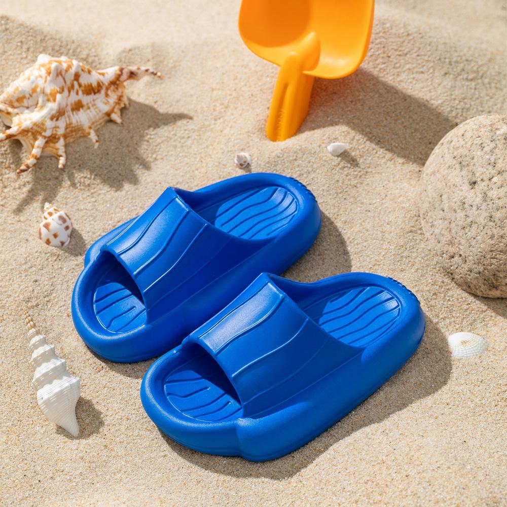 

Летние детские тапочки на толстой нескользящей, легкой, удобной и модной подошве.. Толстая подошва повседневная и долговечная. 220