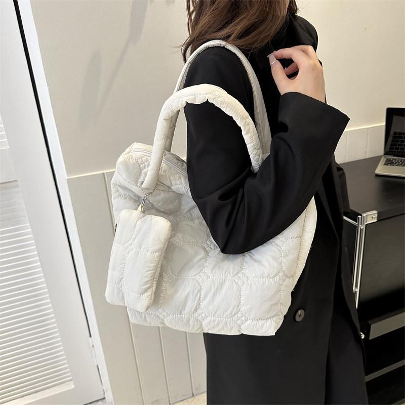 Stylish Large Capacity Quilted Tote Bag For Women Fashionable 2023 Trendy Shoulder Bag