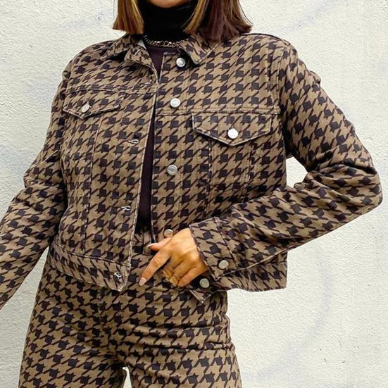 

Женская укороченная куртка с узором «гусиные лапки» и карманом на пуговицах с отложным воротником и длинным рукавом