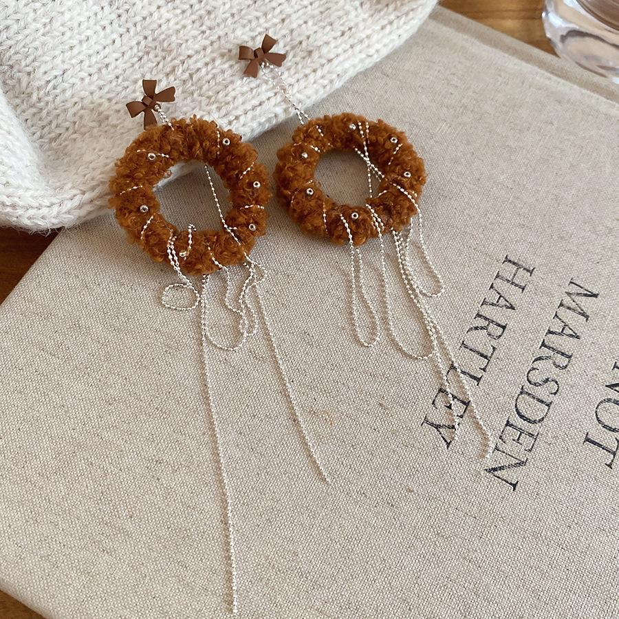 

Plush round fringed stud earrings autumn and winter light luxury temperament earrings design sense niche earrings wholesale