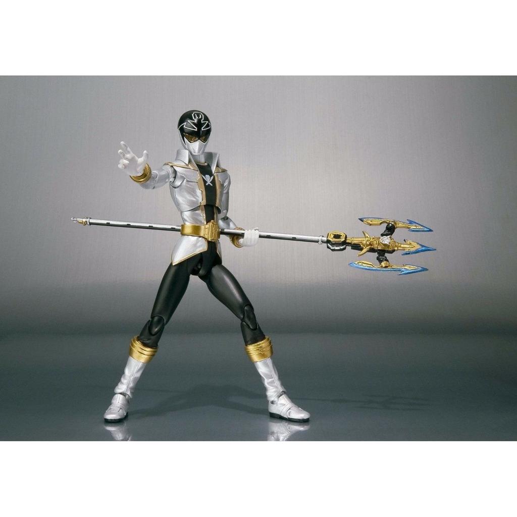 SHFiguarts GOKAI SILVER フィギュア Amazon.com: Bandai S.H.Figuarts : Gokai Silver : Toys & Games