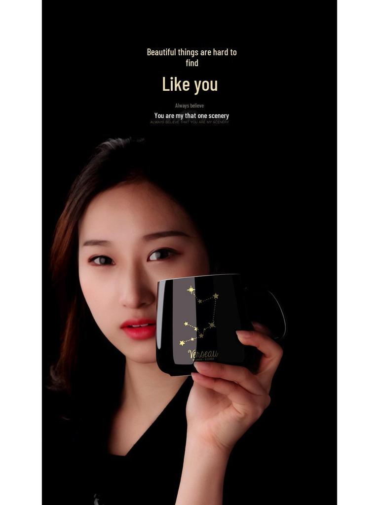 Spersonalizowany ceramiczny kubek do kawy z pokrywką i łyżeczką - Świąteczny wzór dla par