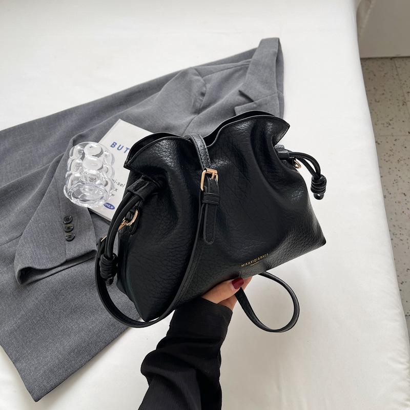 

Модні жіночі сумки на плече в стилі ретро. Сумка Cloud Bag. Жіночі сумки через плече. Сумка-відро. Гаманець і сумки. Сумка для матері та дитини. one size чорний