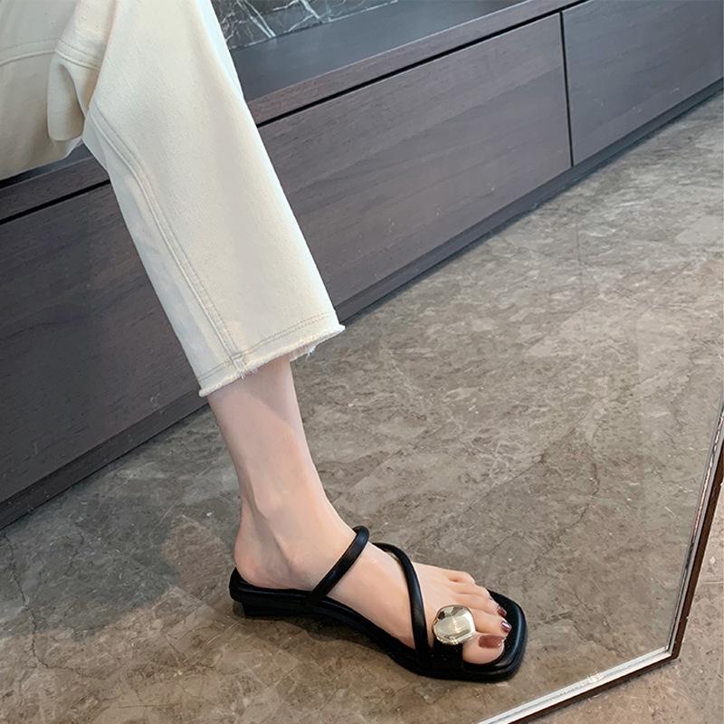 

2025 лето новый темперамент металлическая отделка квадратный носок слово с рукавом плоская подошва крутые шлепанцы женские 39