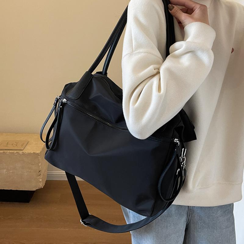 Men's large capacity handbag, black shoulder bag, zipper closure, diagonal travel bag, fitness bag
