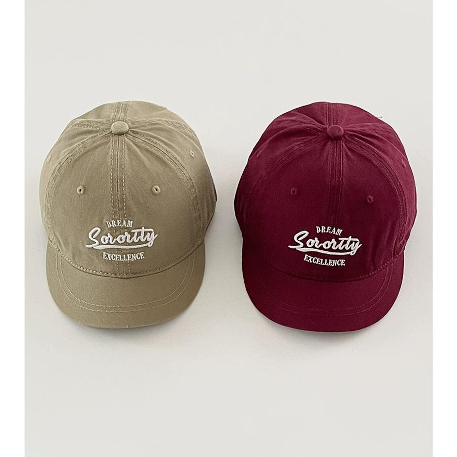 Kort bremmet myk topp brodert topphette kvinne liten langs amerikansk gate trendy merkepar solskjerming baseballcaps som viser lite ansikt