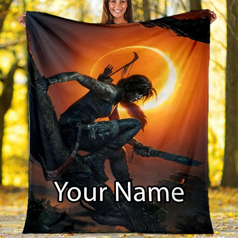 Pătură Imprimată Personalizată cu Nume - Tematică Tomb Raider - Perfectă pentru Canapea, Pat, Călătorii și Utilizare în Aer Liber | Lavabilă la Mașină, Confortabilă și Durabilă.