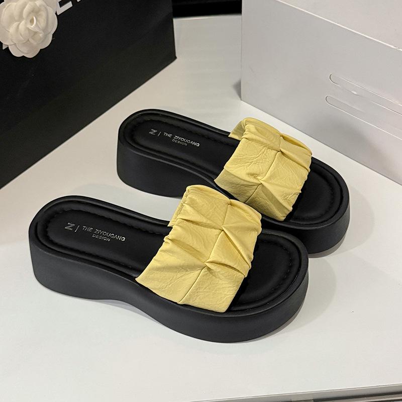 Thick bottom slope heel height increase one-word drag women 2025 summer new outer wear fashion beach vacation cool slippers