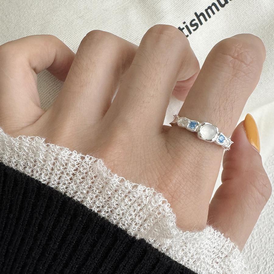 

Fashionforward Moonstone Lightweight Agate Ring For Women With Striking Geometric Design J6042