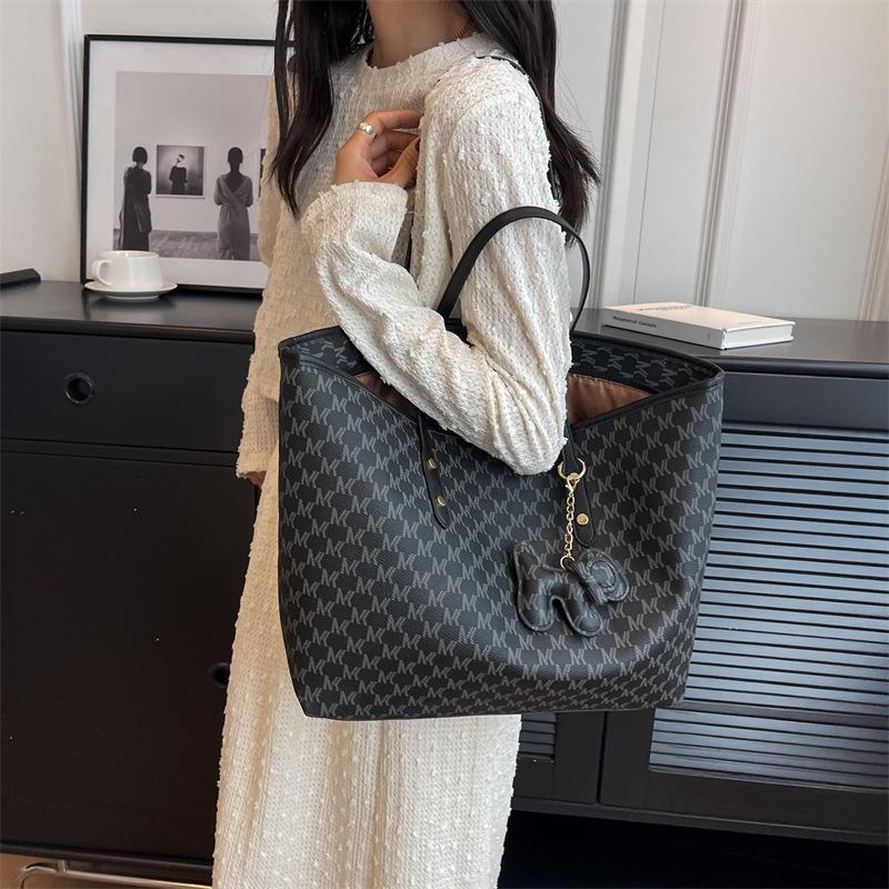 2025 Trendy Large Capacity Women's Luxury Tote Bag: Shoulder & Handheld, Stylish & Versatile for Commuting