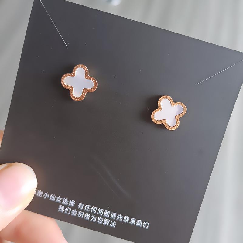 Ohrringe aus 18 Karat Roségold, Titanstahl, vierblättriges Gras, für Damen, einfache Muschel-Premium-Ohrringe