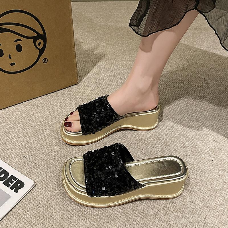 

Foreign trade slope heel cool slippers for women to wear 2024 summer new muffin thick-soled one-word slippers sequined heightening sandals 35 срібний