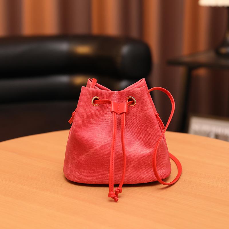 Trendy drawstring bundle bucket bag fashionable versatile leather large capacity shoulder messenger bag mobile phone bag