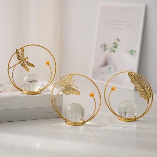 Künstliche Kristallkugel mit goldenem Metallständer Moderne Blatt-/Schmetterlings-/Libellen-Skulptur mit Glaskugel für Regal Couchtisch TV-Schrank Büro