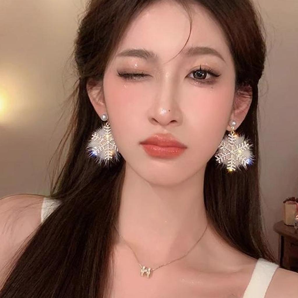 Comfortabe Gold Christmas Snowflake Plush Earrings Easy to Wear Suitable for All Day Use Metal Texture for Festival Joy