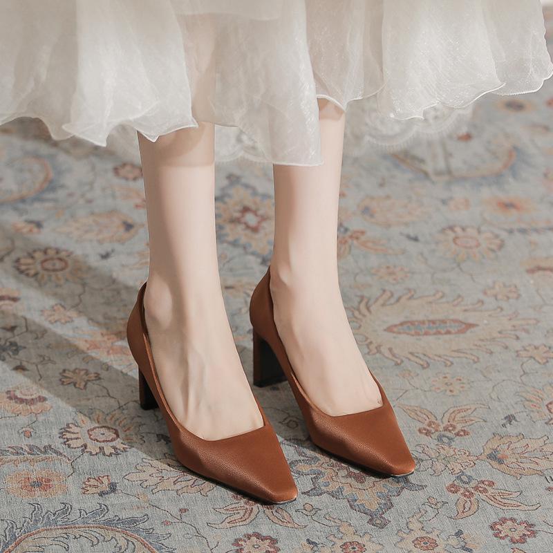 Schuhe Damen Frühling und Herbst neu dicker Absatz eckige Spitze Satin High Heels Temperament elegant Pendler professionell einzelne Schuhe