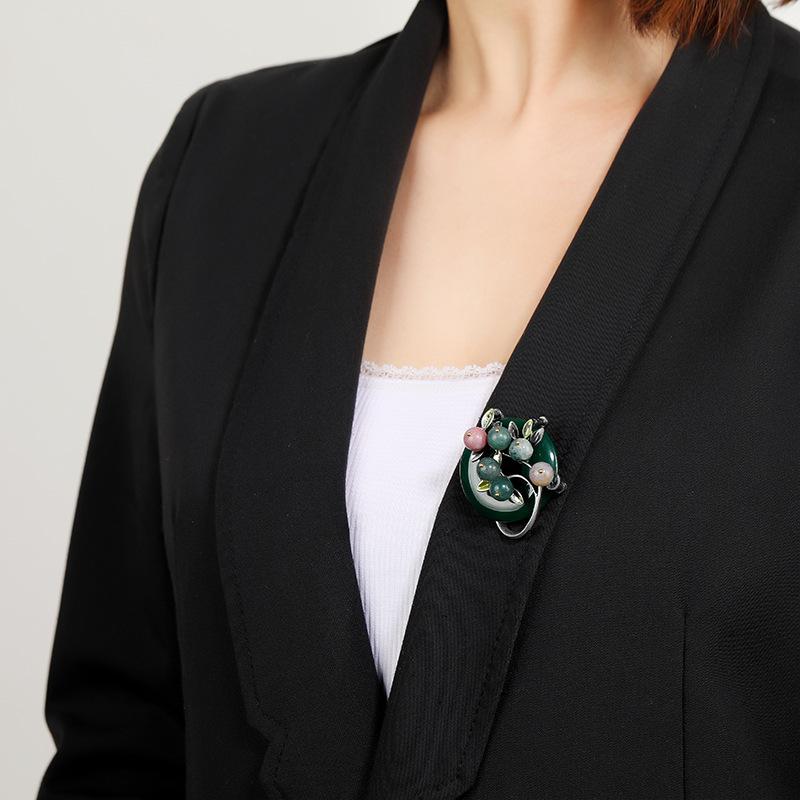 Retro natural agate safety buckle brooch women's high-end temperament elegant versatile pin coat coat corsage accessories