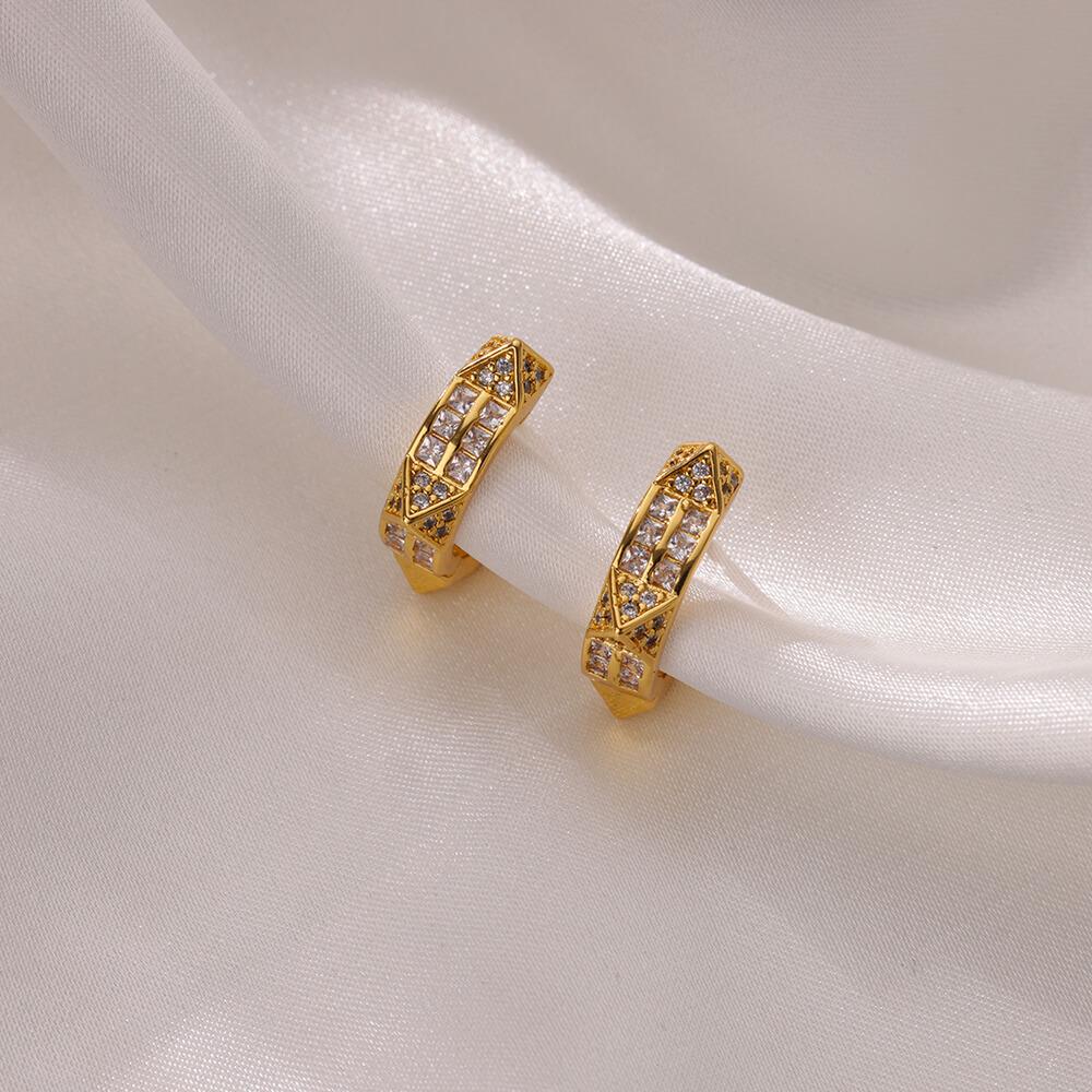 

Micro-inlaid zircon geometric mini exquisite ear buckle earrings women s simple commuter wear accessories