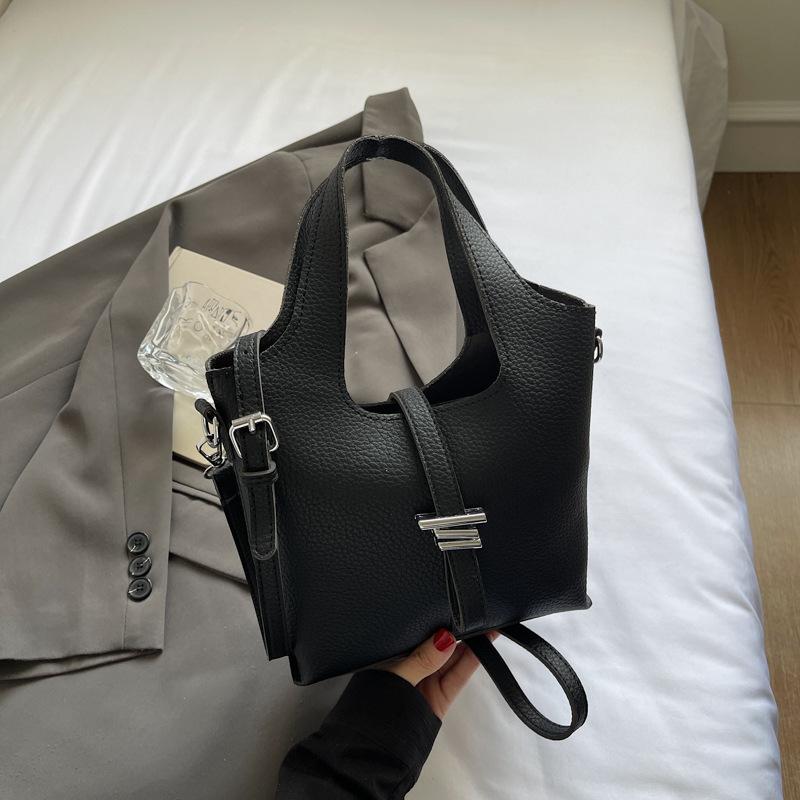 

Korean version of large-capacity retro fashion tote bag women s 2025 new versatile bucket bag shoulder bag commuter bag 19*10*20 чёрный