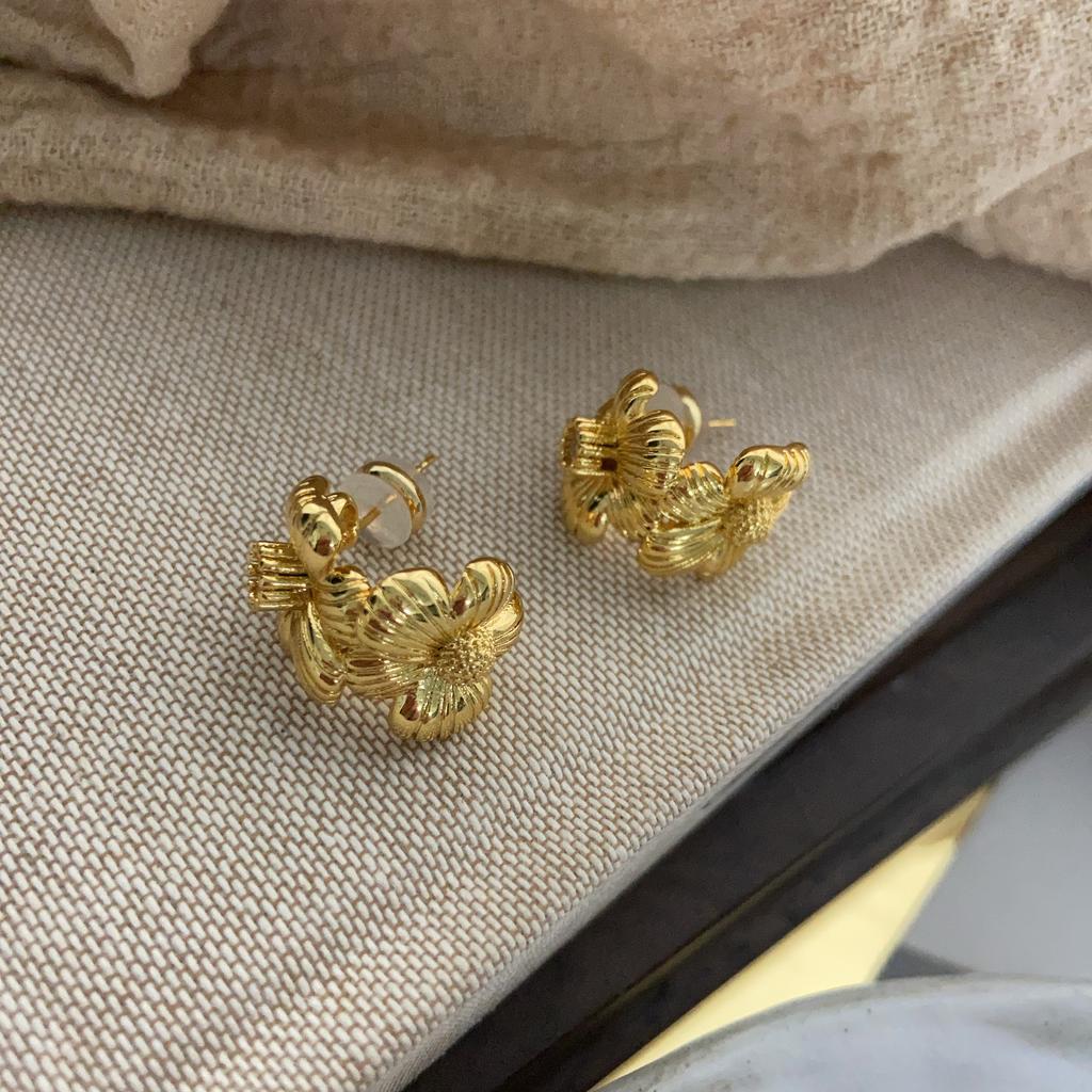 Exaggerated Atmosphere Flower Earrings Metal Wind Niche Design Earrings Women'S Light Luxury High-End Stud Earrings