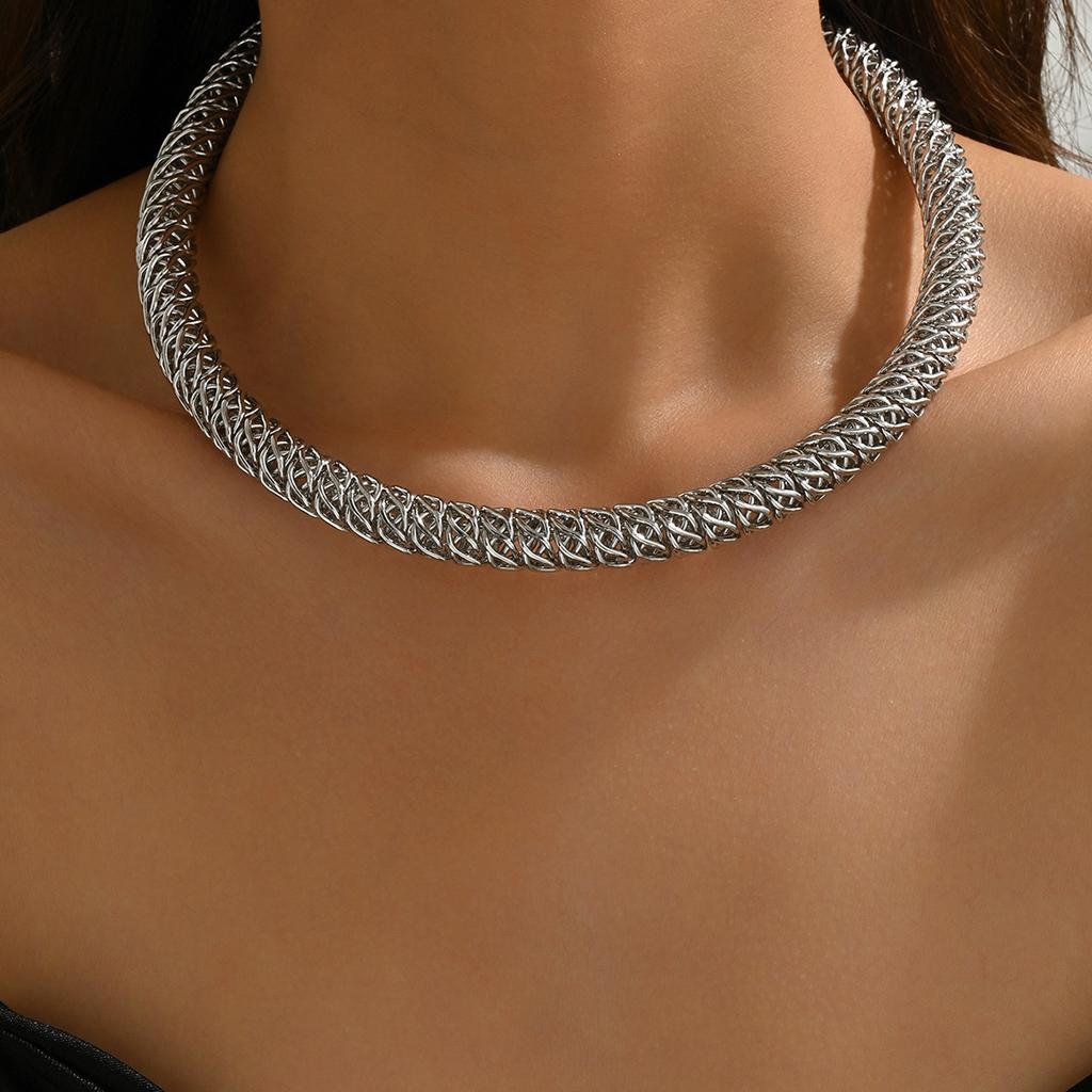 Cold Wind Wrapped Snake Bone Metal Necklace Personality Exaggerated Collarbone Chain