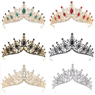 Brautkrone, Brautkopfschmuck, Eine Vielzahl mehrfarbiger Hochzeitsaccessoires