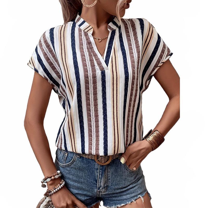 Dámský top plus size s krátkým netopýřím rukávem, s potiskem proužků a výstřihem do V