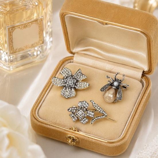 282 fiyatlarından başlayan 3Pcs/Set Women Brooch, Bee Flower
