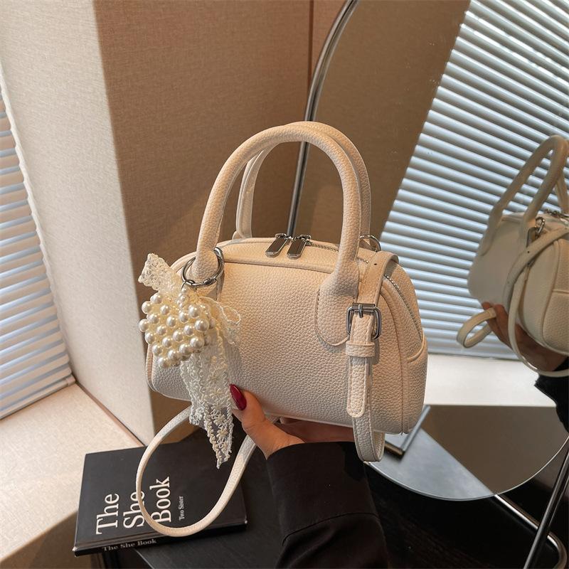 Fashion messenger bag niche casual small square bag women's 2025 summer new hand carry simple commuter shoulder bag