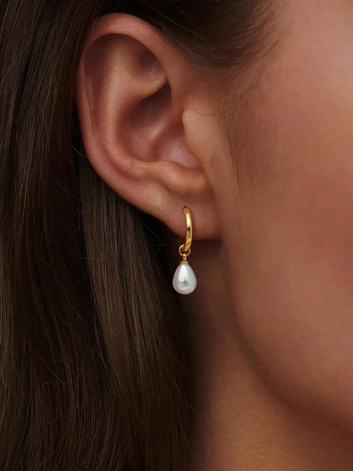 

1 Pair Stainless Steel Waterproof And Non-Fading Stylish Women s Water Droplet Pearl Hoop Earrings, Suitable For Women s Daily золотий