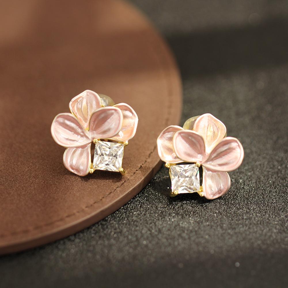 Sweet temperament, pink and white oil-dripping petal earrings, gold-plated stone-studded exquisite pierless earrings, earrings, women's earrings.
