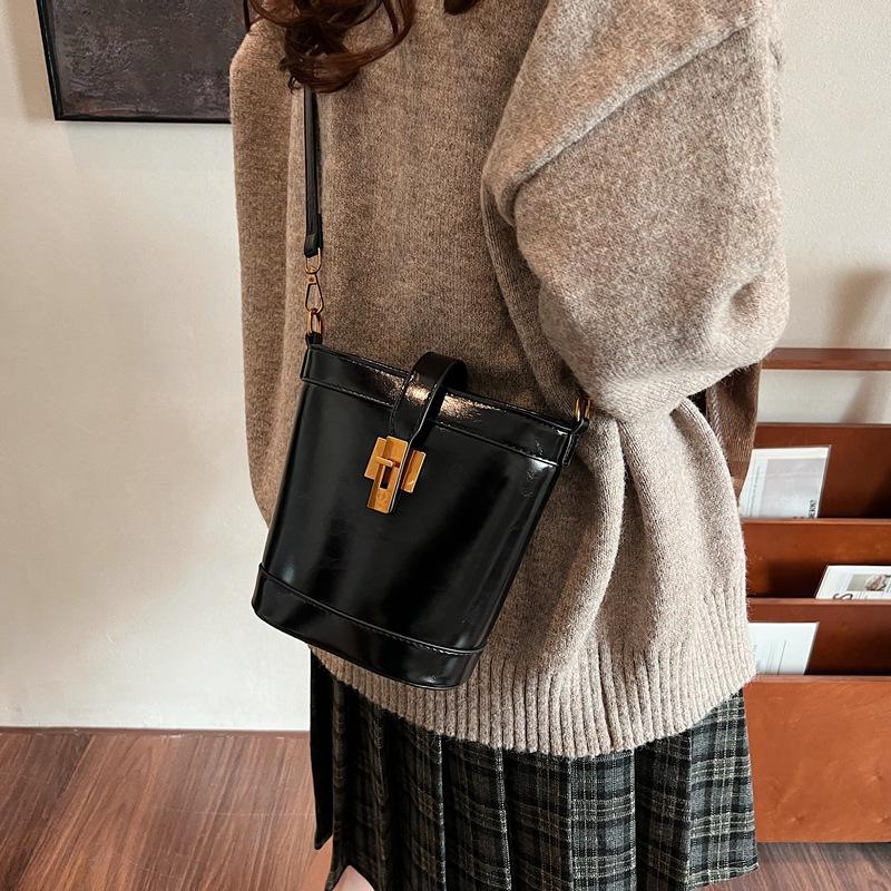 Fashion portable women's bag 2025 summer new fashion simple bucket bag versatile simple shoulder