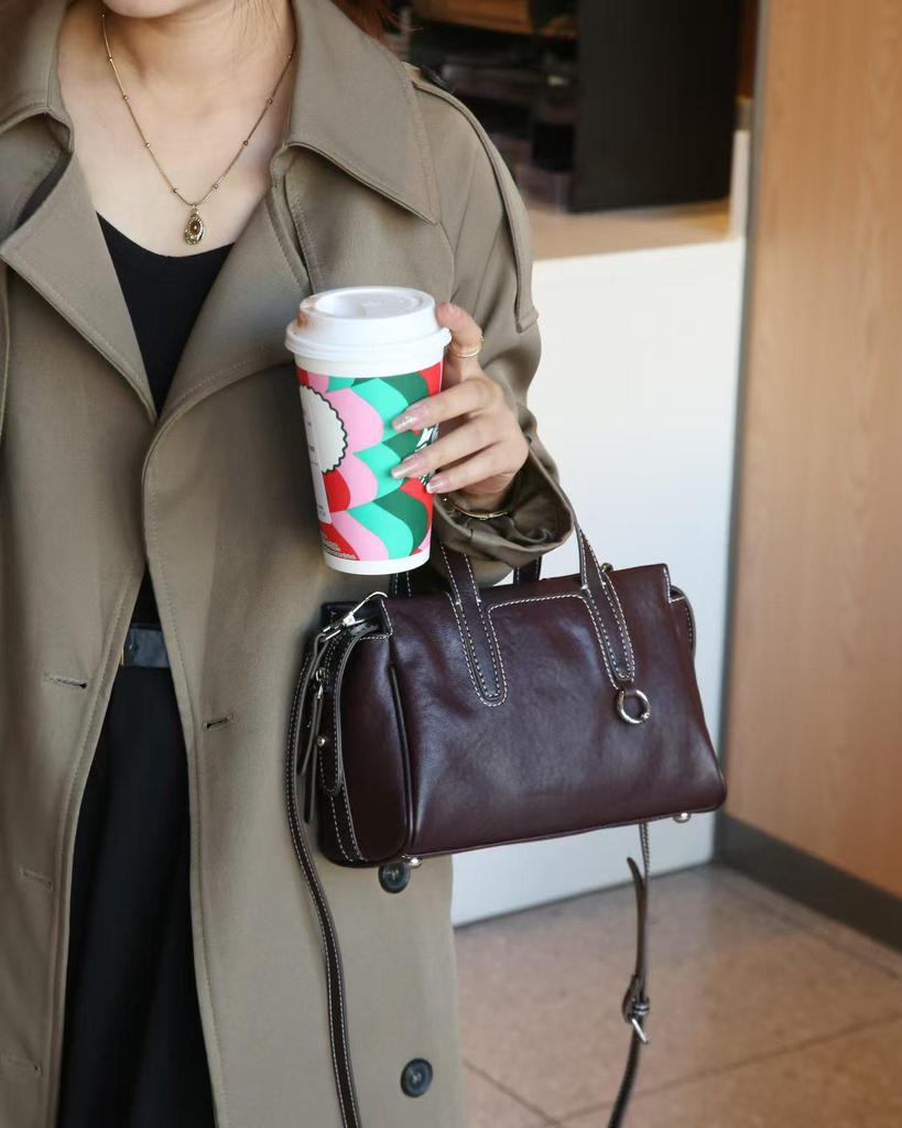 2024 Women's Retro Cowhide Shoulder Messenger Bag - High-End, Large Capacity Commuter Handbag