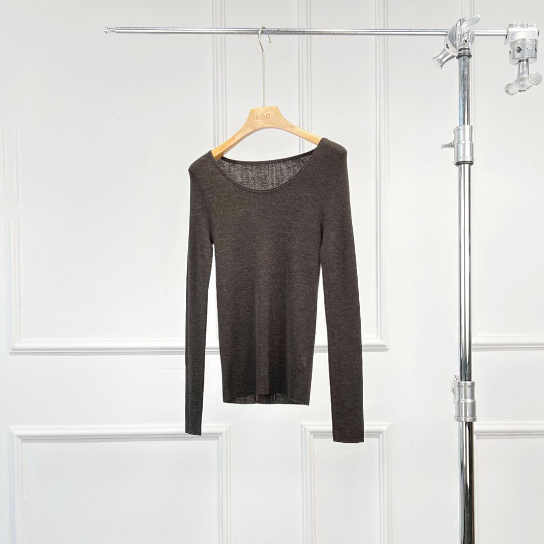 

UpperClass 18-Gauge Seamless Wool U-Neck Women s Long Sleeve Knitted Top Medium