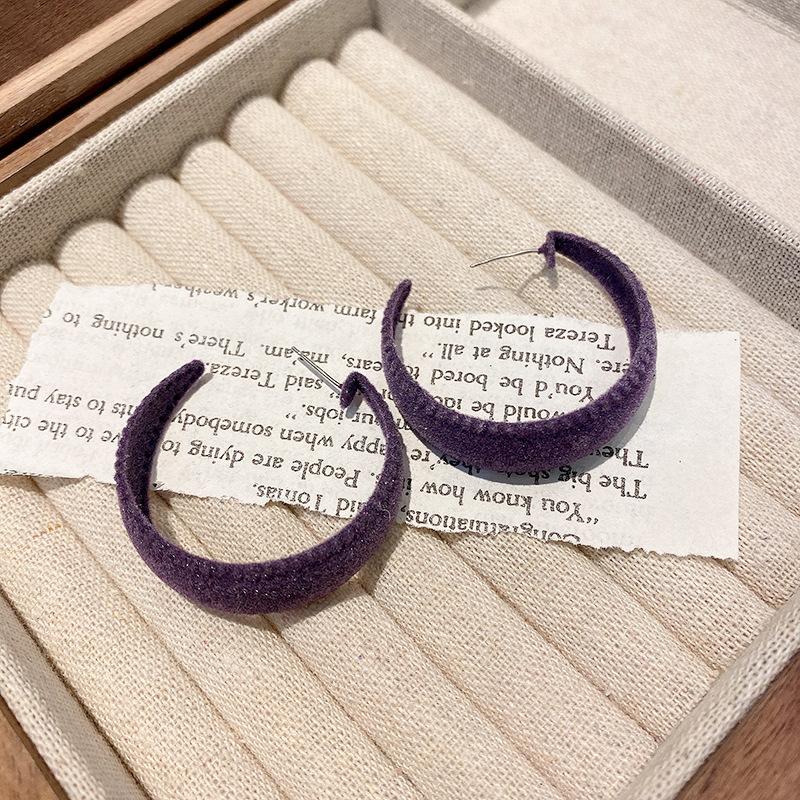 Autumn and winter Hong Kong style retro plush earrings women's niche design C-shaped earrings light luxury fashion earrings