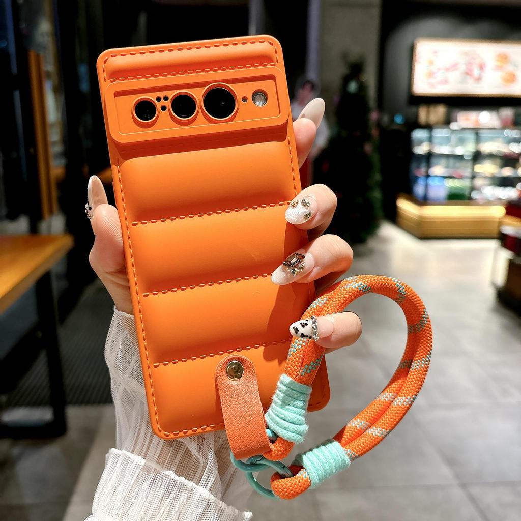 Anwendbare Google Pixel Hüllen Kollektion: Pixel 10 Daunenjacke, Pixel 6 Leder-Handgelenkband, Pixel 8 Vollschutzhülle.