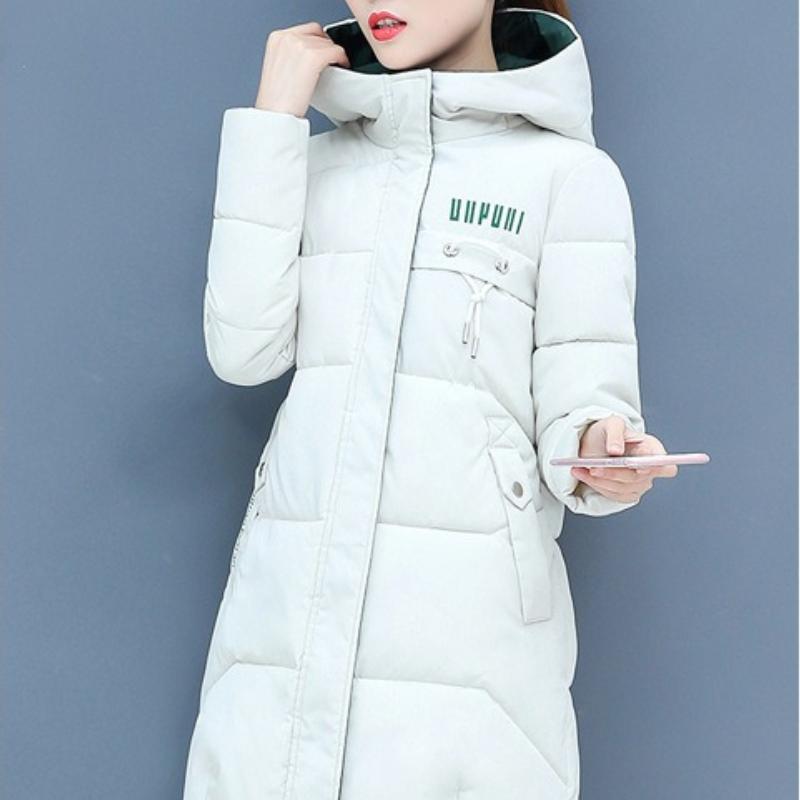 Зимняя женская куртка-пуховик с капюшоном и длинными рукавами — фото 11