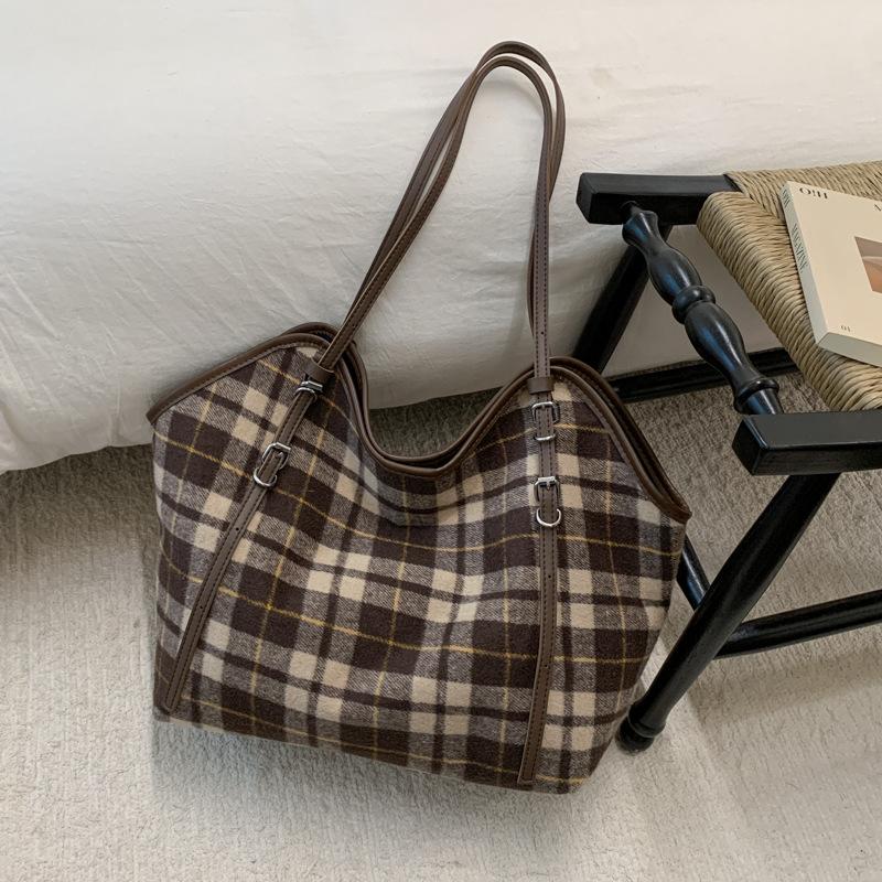 

Leopard print bag women s 2025 new autumn and winter daily commuting versatile shoulder bag premium texture going out tote bag