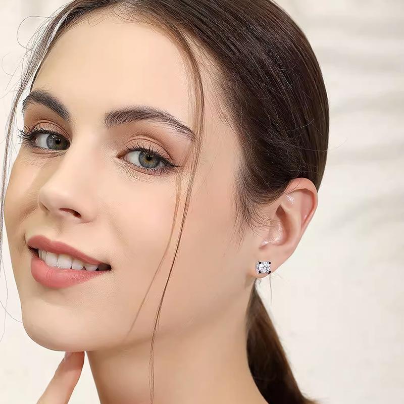 S925 Sterling Silver Platinum-Plated Classic Temperament Ox Head Moissanite Stud Earrings Women'S Fashion Versatile Exquisite Earrings Gift