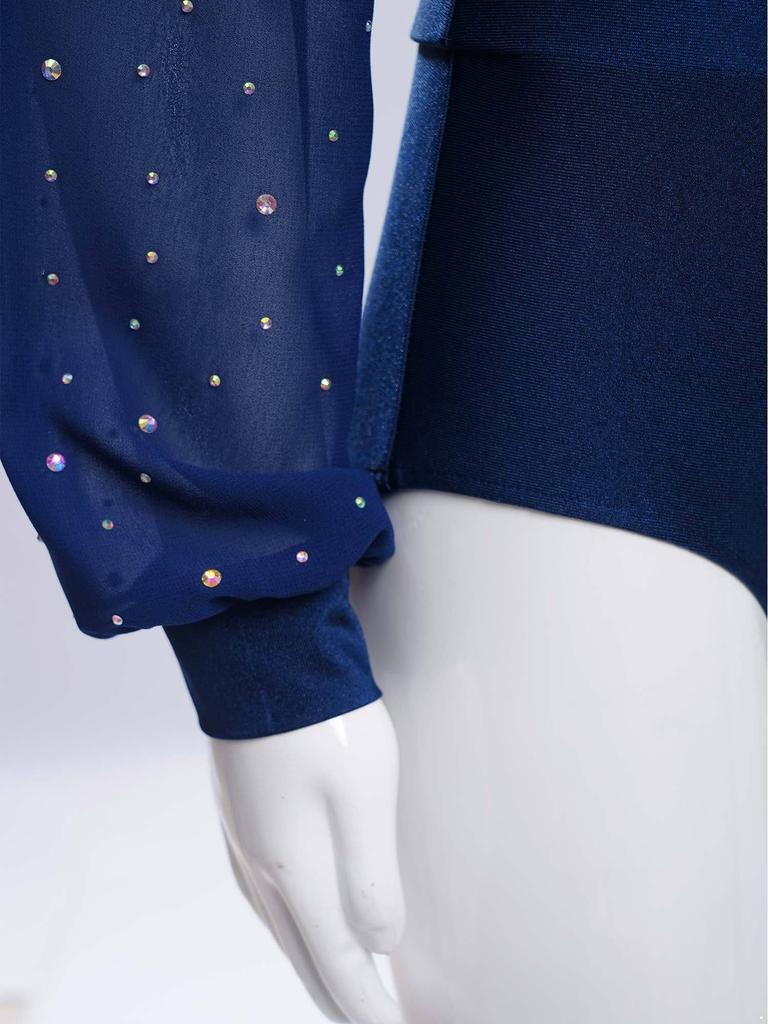 Body cu mâneci lungi și gât înalt, împodobit cu strasuri, cu capse la crotch și fermoar la spate, pentru patinaj artistic