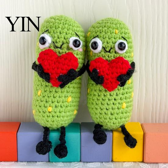 Healing Pickle Decoration 1/2Pcs Crochet Holding Heart Pickle, Handmade Knit Cartoon Yarn Knitted Doll Kimchi for Desk Ornament, Valentine's Day Gift